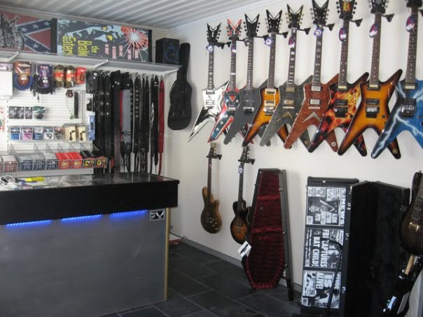 Første Rebel Music-butikk, disk og gitarvegg