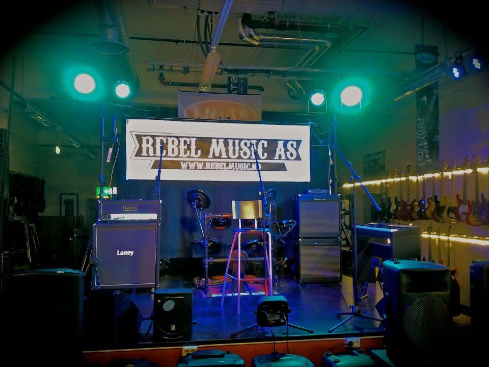 Scenen inne i Rebel Music AS med banner og lys