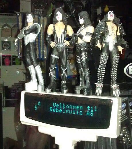 Kiss-figurer over kassa, Velkommen til Rebelmusic AS